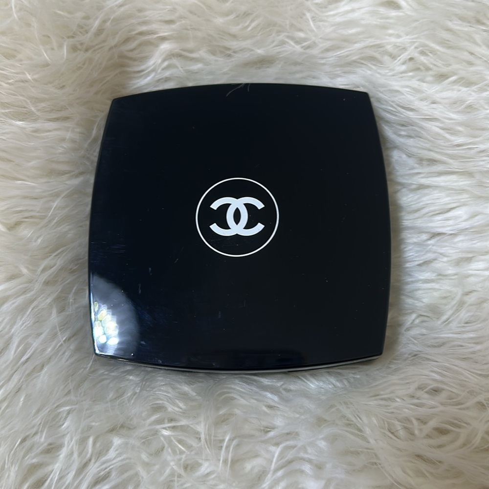 CHANEL Highlighter in Pearly White - Picture 2 of 6